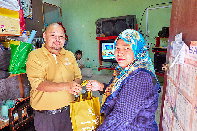 Syarikat Takaful Brunei Darussalam Deputy General Manager Haji Md Saufee bin Pehin Orang Kaya Hamzah Pahlawan Dato Seri Setia Awang Haji Abdullah presents a donation. PHOTO: LYNA MOHAMAD